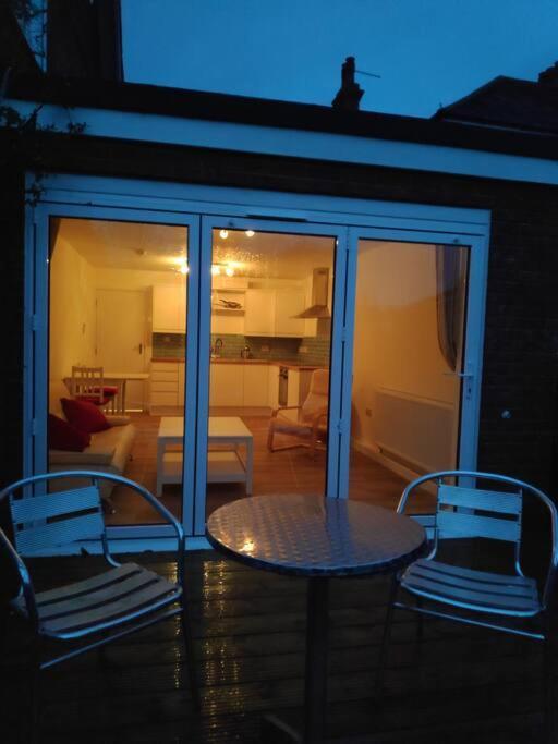 Adorable One-Bedroom Flat With Patio Garden. Southwick  Buitenkant foto