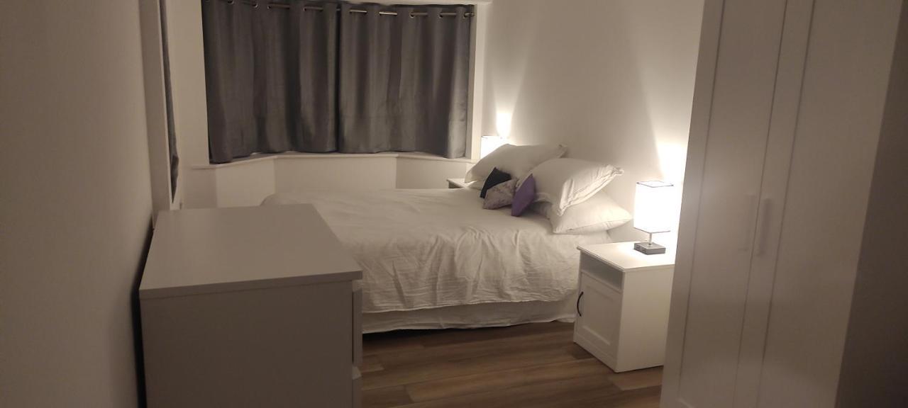 Adorable One-Bedroom Flat With Patio Garden. Southwick  Buitenkant foto