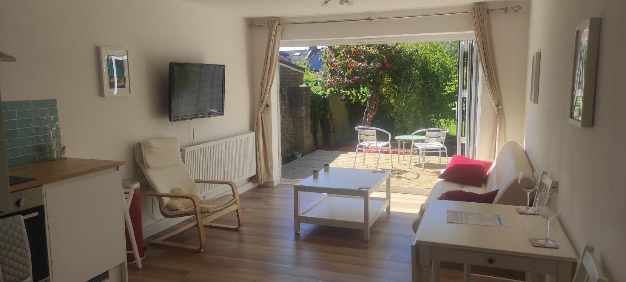 Adorable One-Bedroom Flat With Patio Garden. Southwick  Buitenkant foto