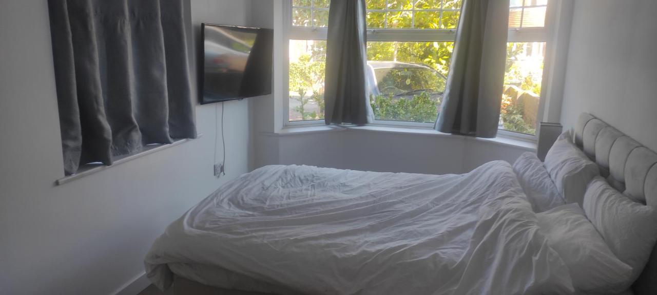 Adorable One-Bedroom Flat With Patio Garden. Southwick  Buitenkant foto